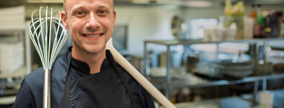 mand holder stor ske og piskeris i hånden